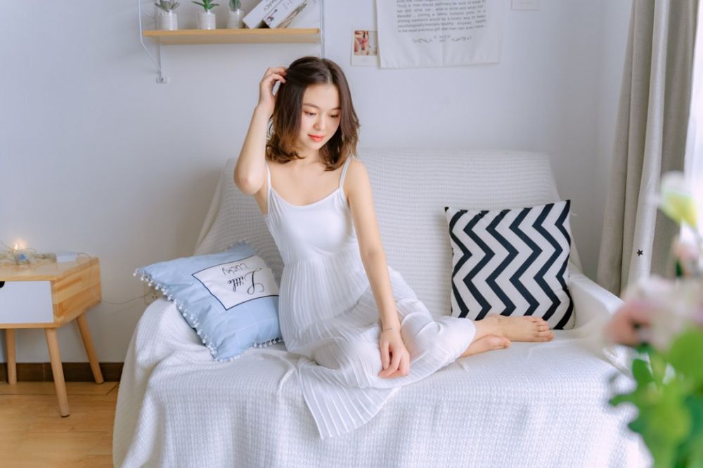 吊带长裙人妻美女少妇诱人床上性感火辣照片写真