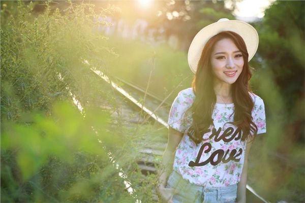 活泼女生夏日铁轨迷人写真