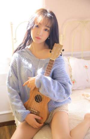 露香肩长发美女诱人白嫩身材内衣泄漏床照宅福利写真