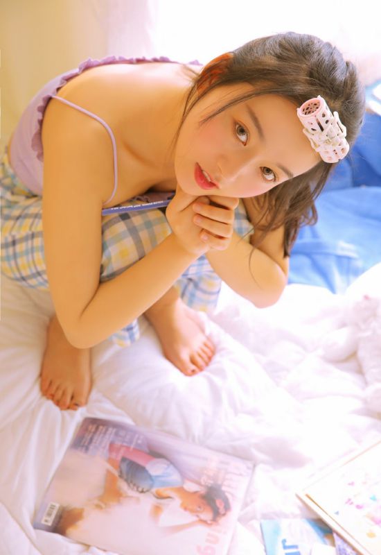 居家吊带睡衣美女私房卧室冷艳清纯梦幻写真