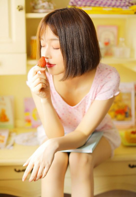 粉嫩天然美女漂亮素人美腿香艳性感写真