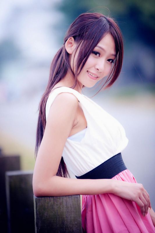 街拍大眼清纯校花美腿写真