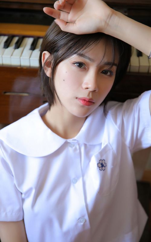 日本少女钢琴室白嫩素颜氧气空灵写真