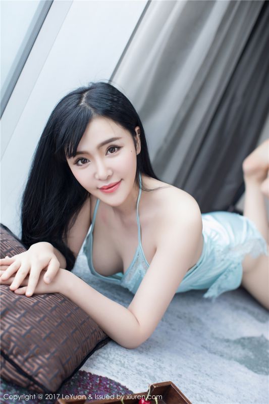 大乳头白嫩丰满极品少妇弯腰露胸看光光床上色色图片