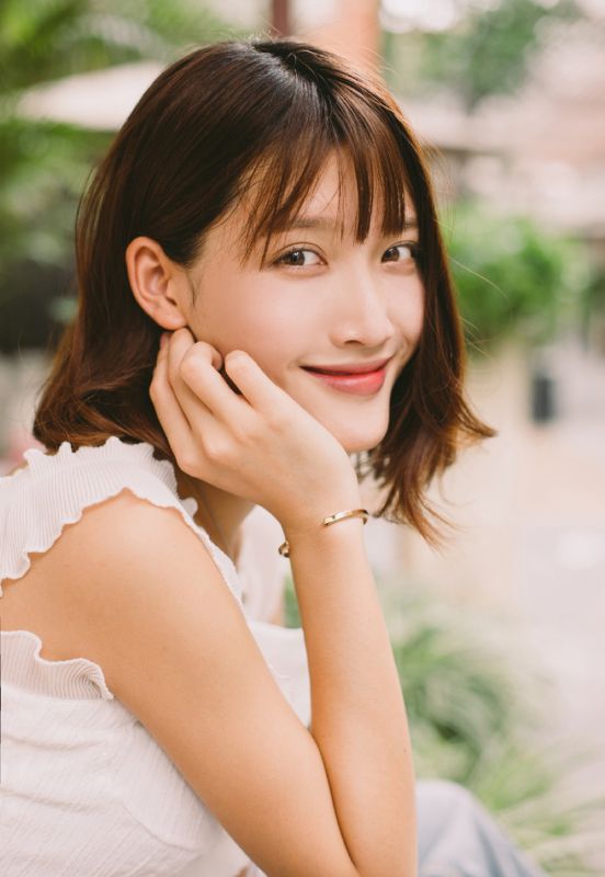 脾气倔强小美女牛仔裤玉足清爽性感乳沟写真