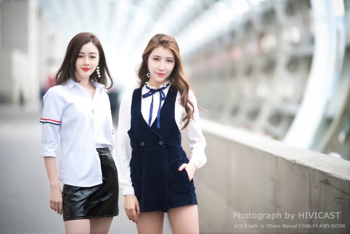 街头美女长腿翘臀超短裙漂亮闺蜜性感写真