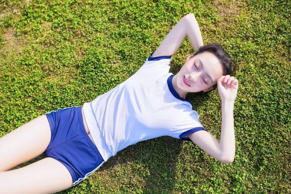 校园运动服美女户外白皙翘臀美腿性感写真图片