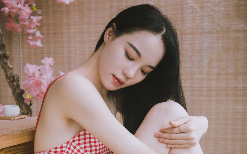 花格子骨感美女吊带裙爆乳图片