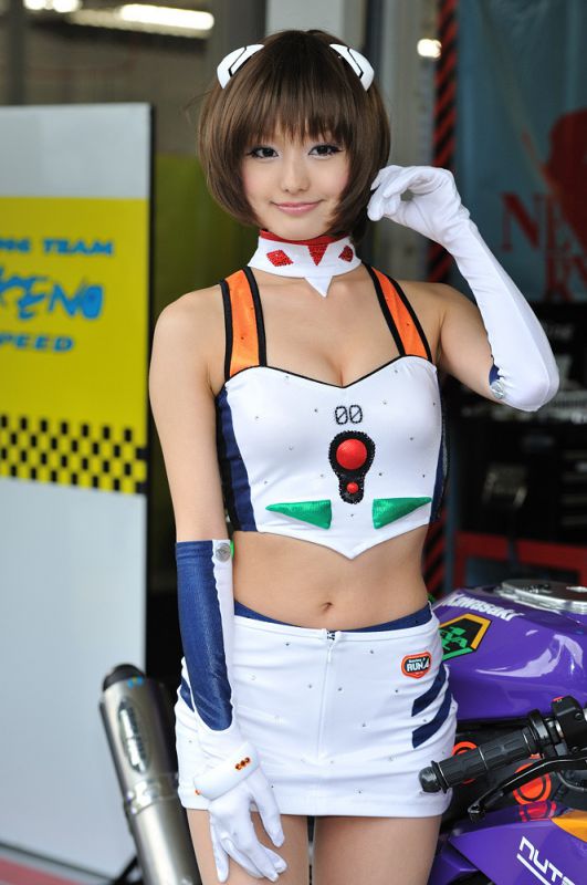 性感车模水谷望爱大秀迷人乳沟