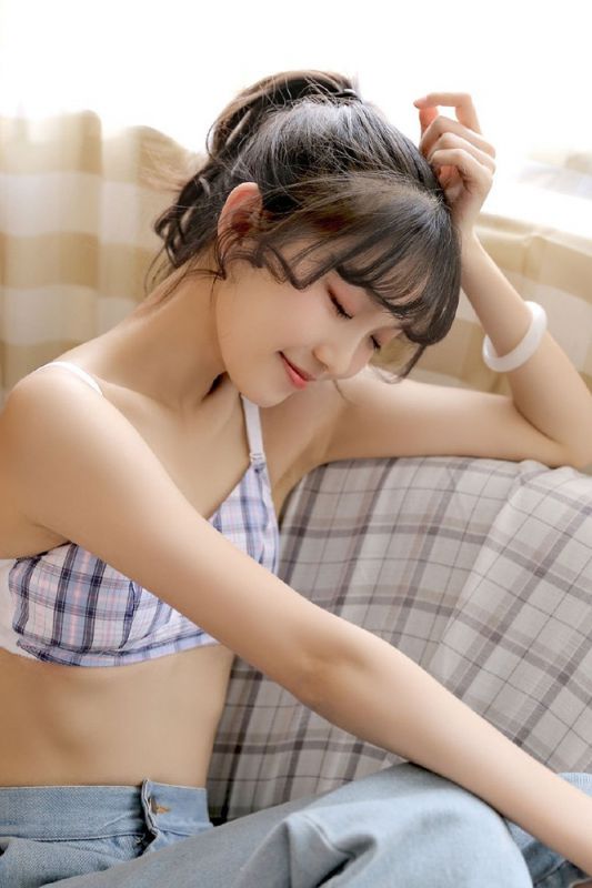 甜美笑容少女私房吊带抹胸清纯诱惑写真