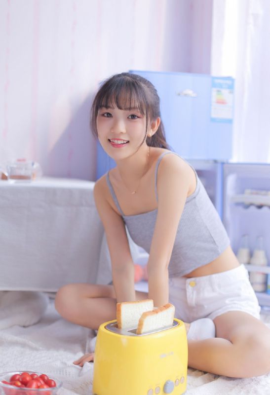 马尾辫清纯少女私房长腿吊带性感香肩写真
