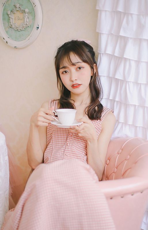 长发粉嫩少女恬静贤淑甜美笑容写真