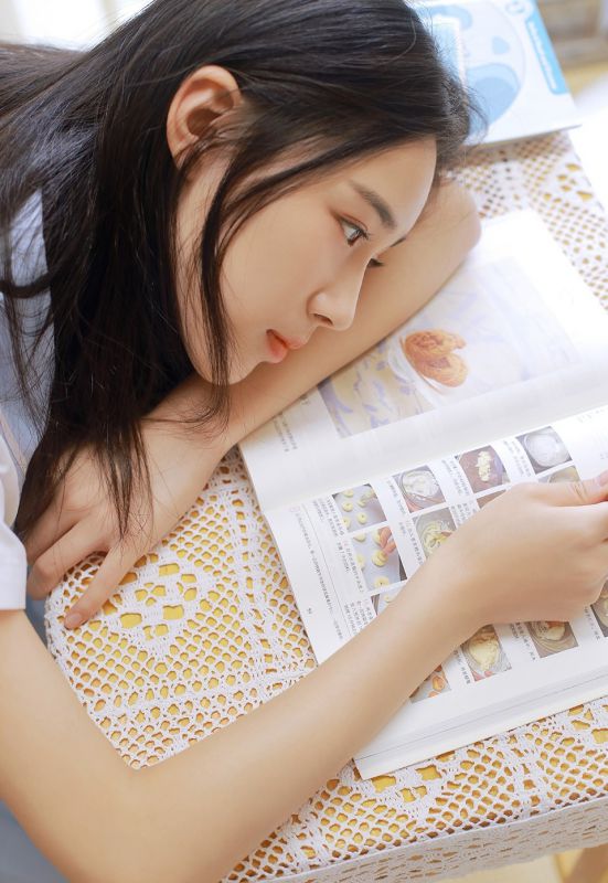日本清纯学生妹白丝美腿居家性感制服诱惑写真