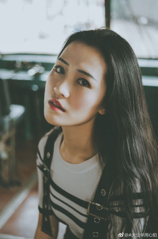 街拍叛逆腹黑少女背带牛仔裤车轨复古人像写真