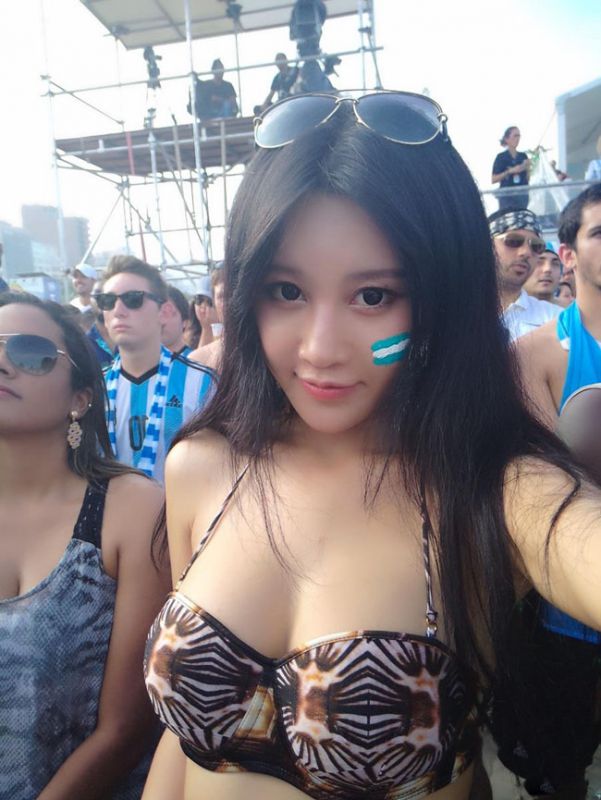 足球宝贝樊玲迷人爆乳掩藏不住
