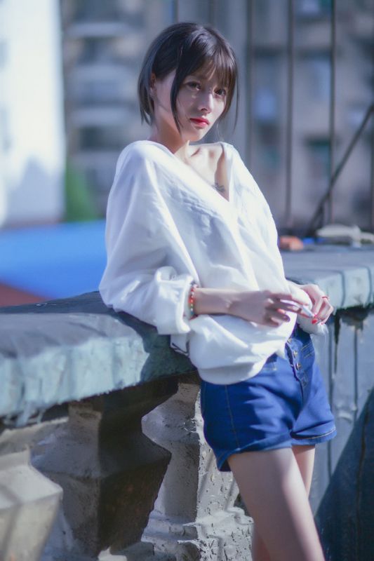 娇气不良辣妹香艳白皙美乳热裤长腿写真图片