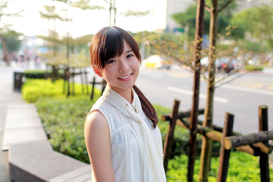 清纯甜美可爱90后迷人街拍