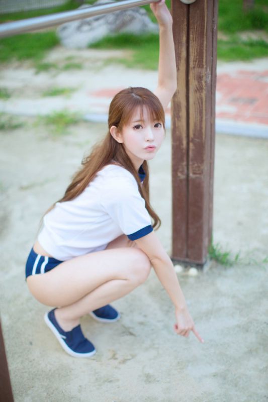 韩国女孩演绎性感运动风