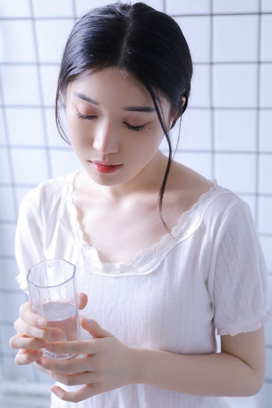 萝莉少女私房洁白睡裙小清新美女写真