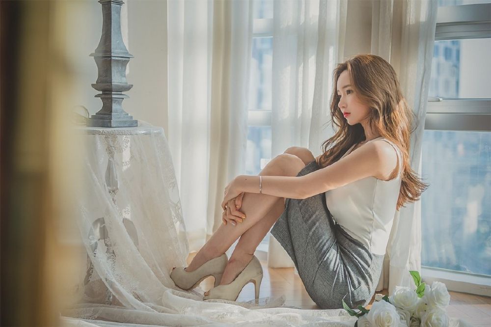 窗台上的美女嫩模都市OL白领制服性感写真