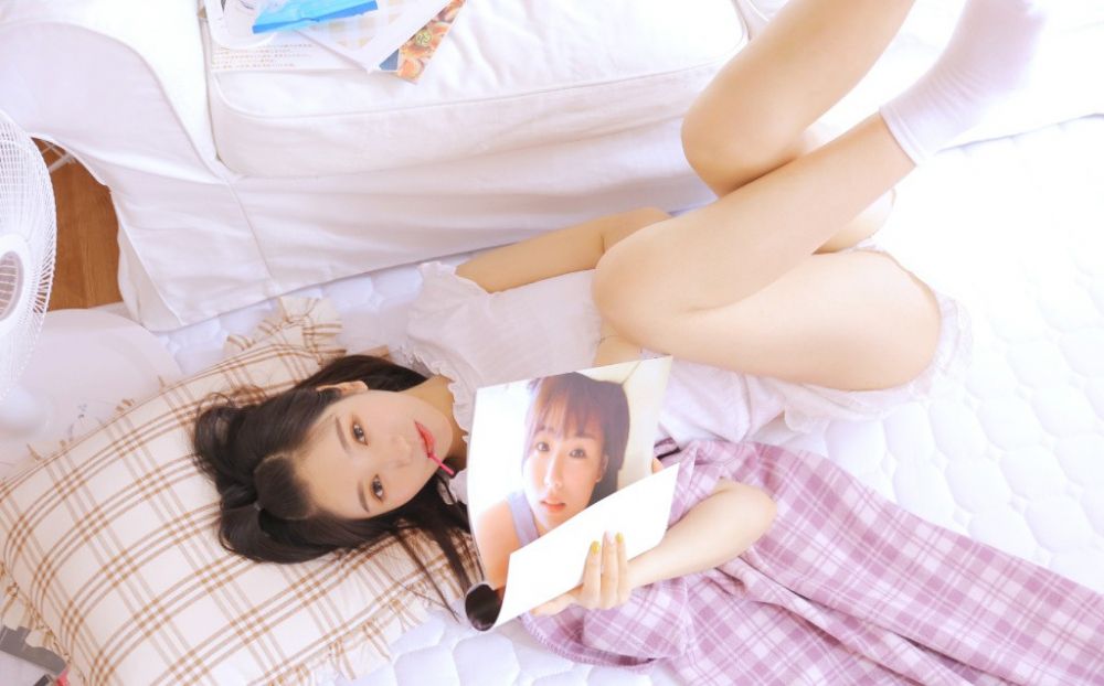 00后小辫子少女居家蛋糕奶油舔嘴可爱诱惑写真