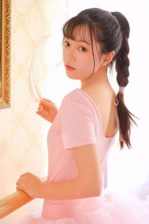 00后芭蕾舞少女萝莉酥胸性感美足写真