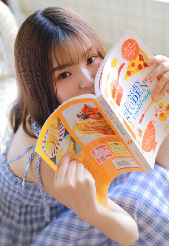 可爱笑容少女私房吊带格子裙清纯迷人写真
