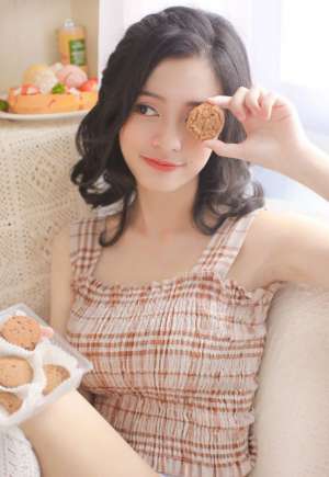 洋娃娃眼镜少女吊带酥胸清纯迷人美腿写真