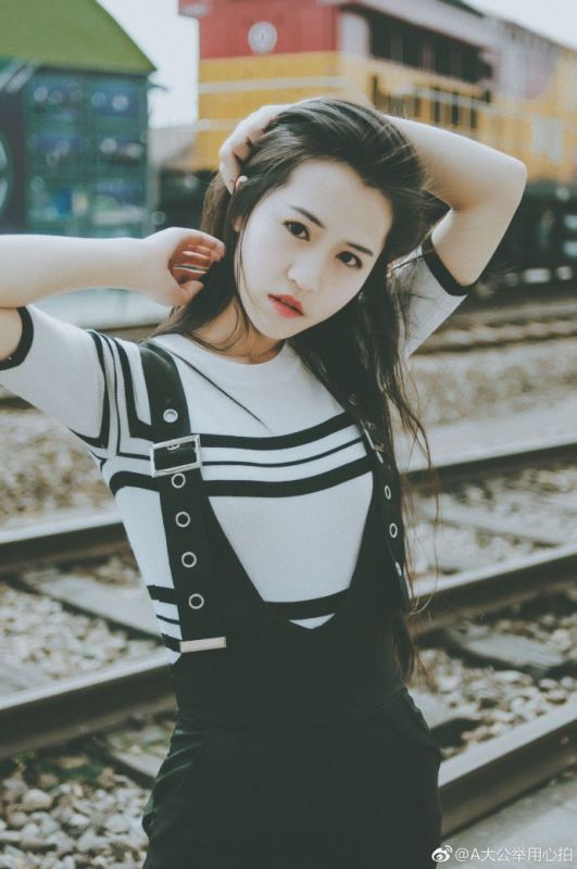 街拍叛逆腹黑少女背带牛仔裤车轨复古人像写真