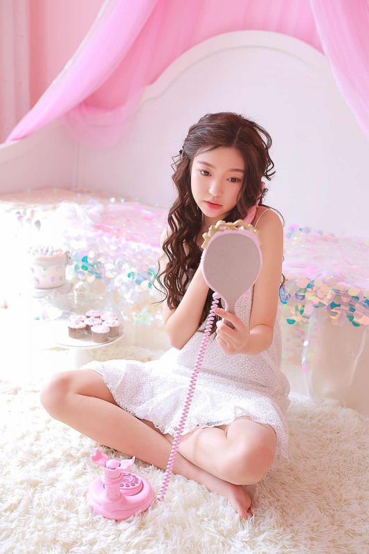 粉嫩萌妹子公主闺房养眼迷人写真