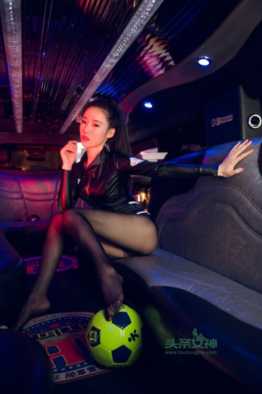 高挑身材美女樊安妮豪车内性感图集