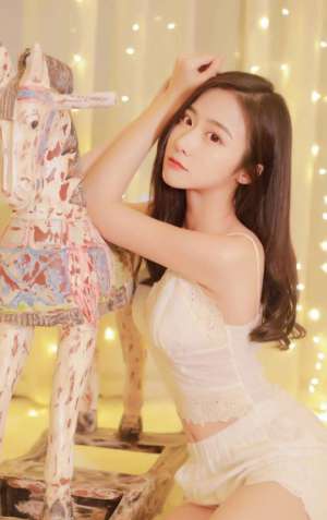 气质惊艳女神私房纯白内衣漂亮美女写真