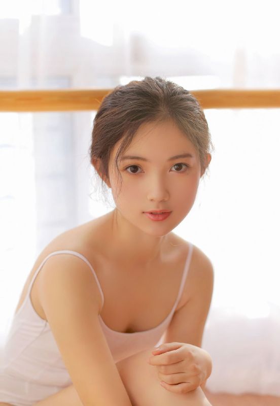 00后美萝莉私房美足香肩性感锁骨诱惑写真