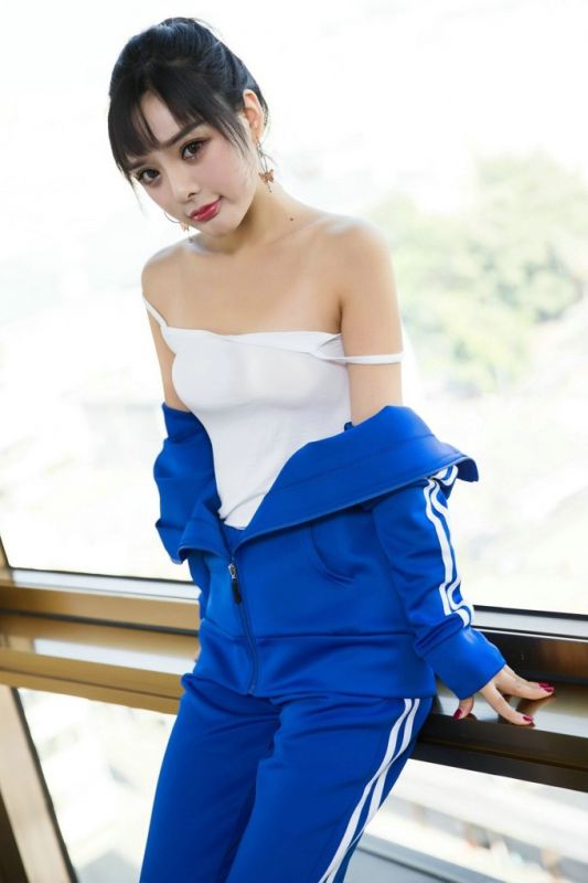 学生妹运动服床上打飞机模特高清人体私处特写图片