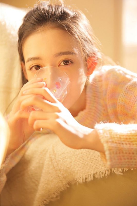 娇美养眼成熟少女毛衣裸腿妩媚诱惑写真