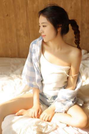 单麻花辫少女私房热裤美腿火辣身材写真