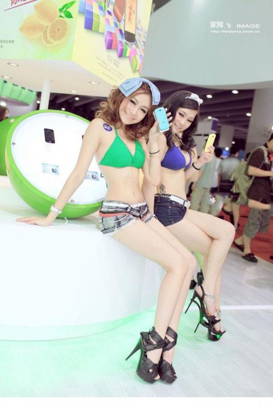 性感模特手机展大秀迷人身段