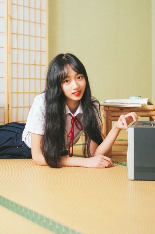 清纯甜美气质长发美女校园制服养眼吸晴图片壁纸
