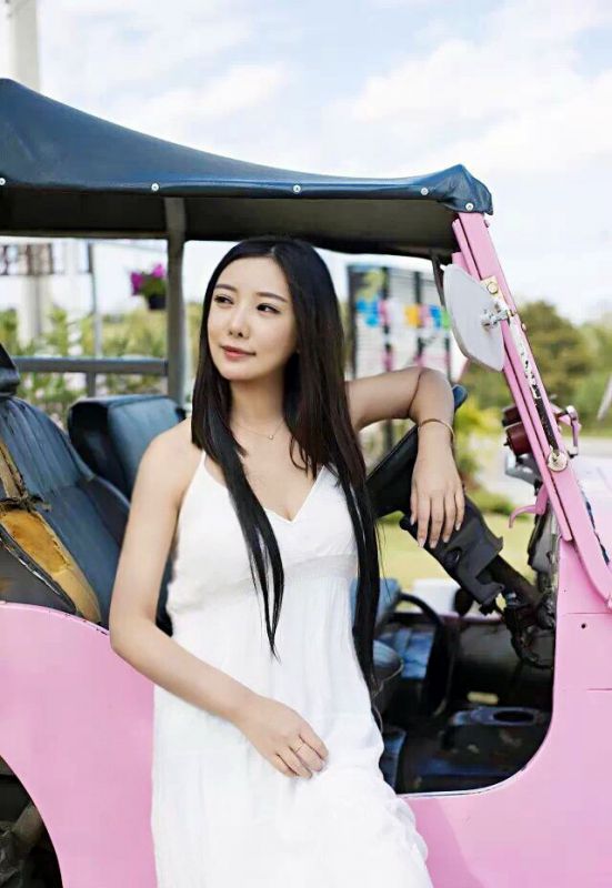 90后美女胡恩绮清新迷人街拍