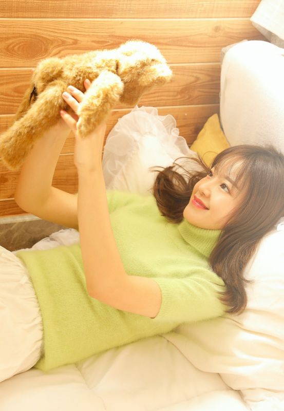 极品居家少女白色内衣热裤性感美腿床上图库