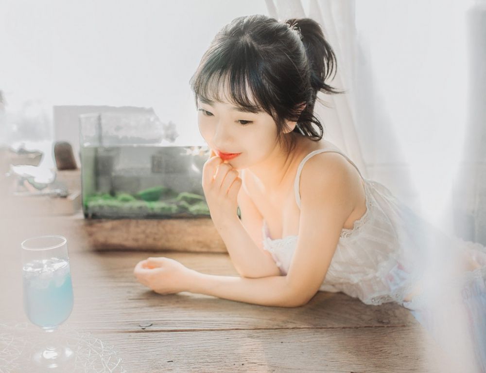 白嫩长发少女私房薄纱内衣唯美朦胧写真