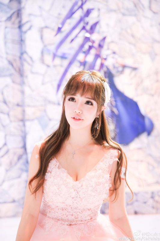 90后人气美女徐cake微博展会美照图片
