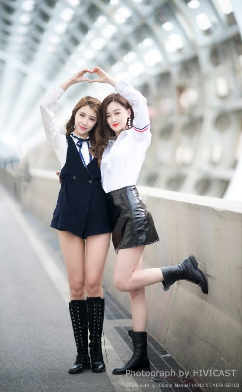 街头美女长腿翘臀超短裙漂亮闺蜜性感写真