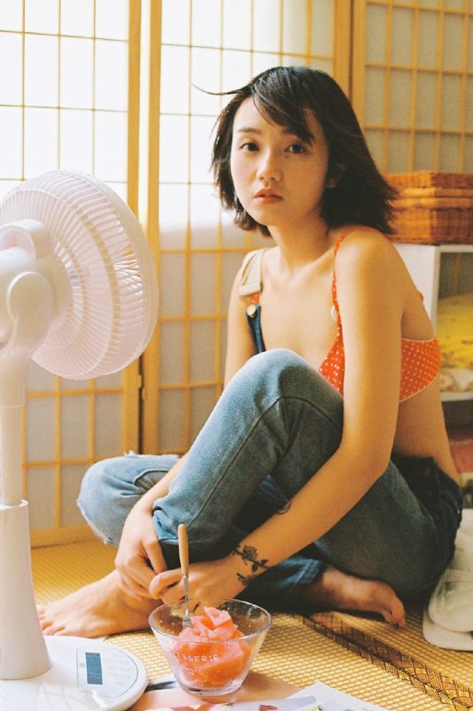 短发狂野少女私房酥胸深沟性感美女纹身写真
