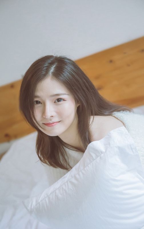 清纯氧气美女露肩床上诱人108种姿势写真图片
