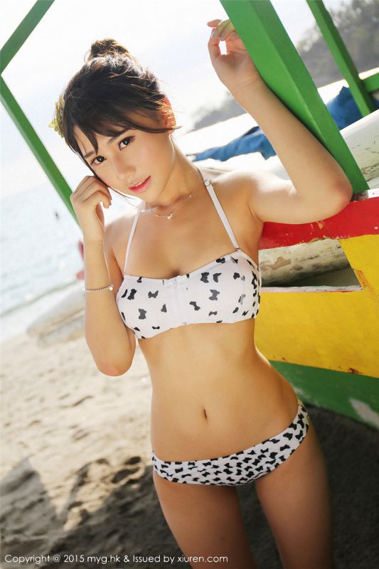 小清新嫩模Milk楚楚海滩比基尼诱惑写真
