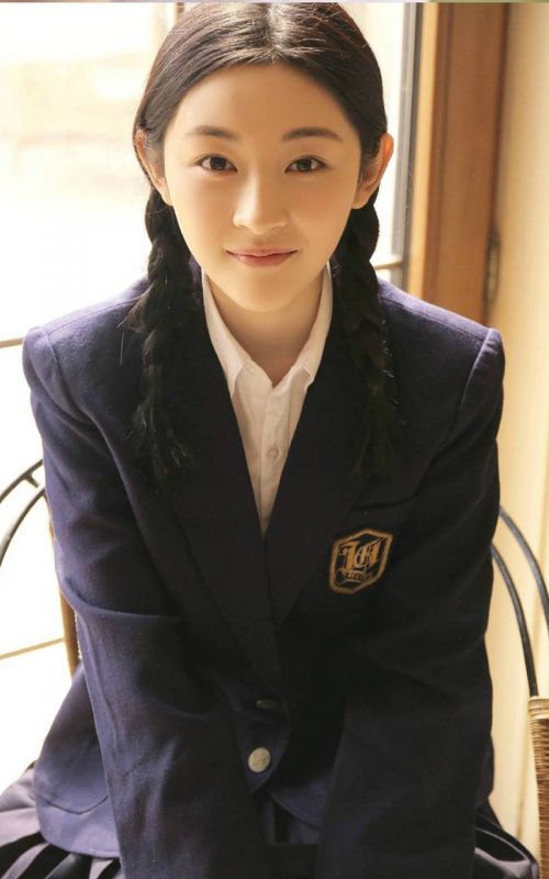 校花美女性感学生妹户外穿着制服裙子在野战公车写真