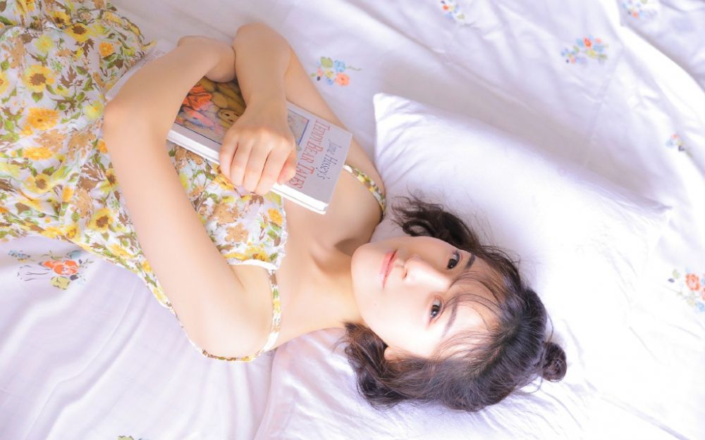 娇小白嫩美女私房床上惹火性感风骚图片