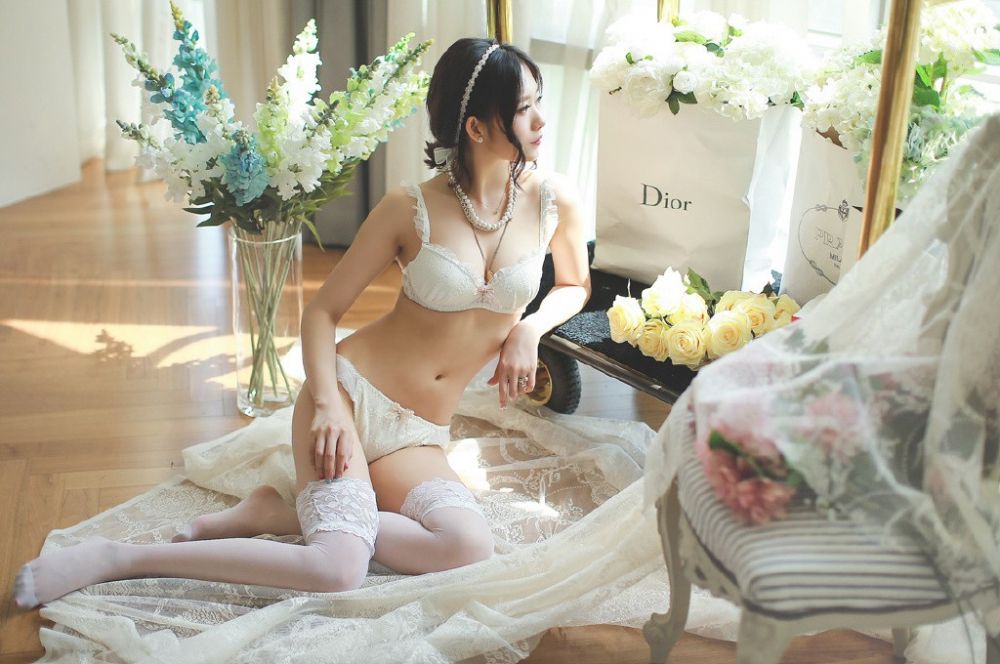 蕾丝内衣美女模特风情诱人的私房艺术照片