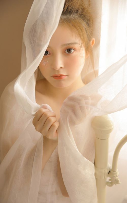 金发混血少女白嫩肌肤性感大长腿人体艺术写真
